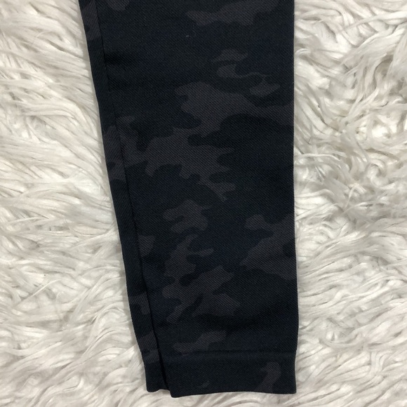 Spanx Seamless Camo High Waisted Leggings - Picture 8 of 13